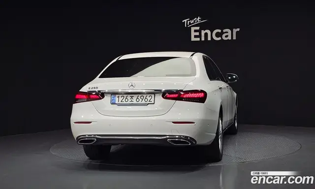 Mercedes-Benz E-Class 2023 2.0 автомат (гидро), миниатюра 4
