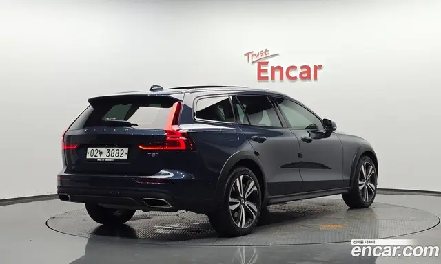 Volvo V60 2019 2.0 автомат (гидро), миниатюра 1 Volvo V60 2019 2.0 автомат (гидро), миниатюра 1