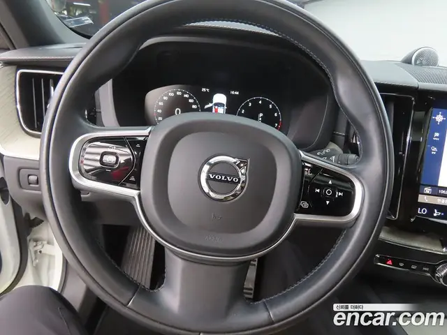 Volvo XC60 2018 2.0 автомат (гидро), миниатюра 8 Volvo XC60 2018 2.0 автомат (гидро), миниатюра 8