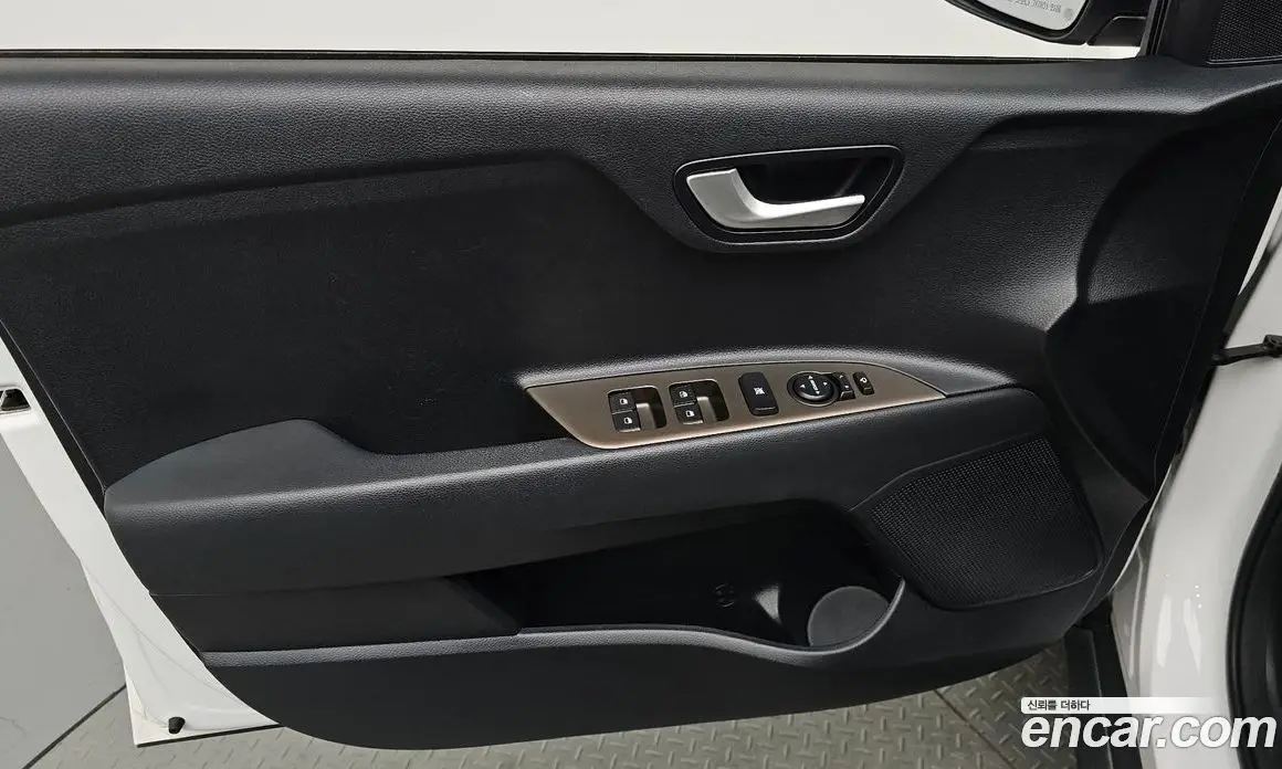 Kia Stonic 2018 1.4 автомат (гидро), фото 13 Kia Stonic 2018 1.4 автомат (гидро), фото 13