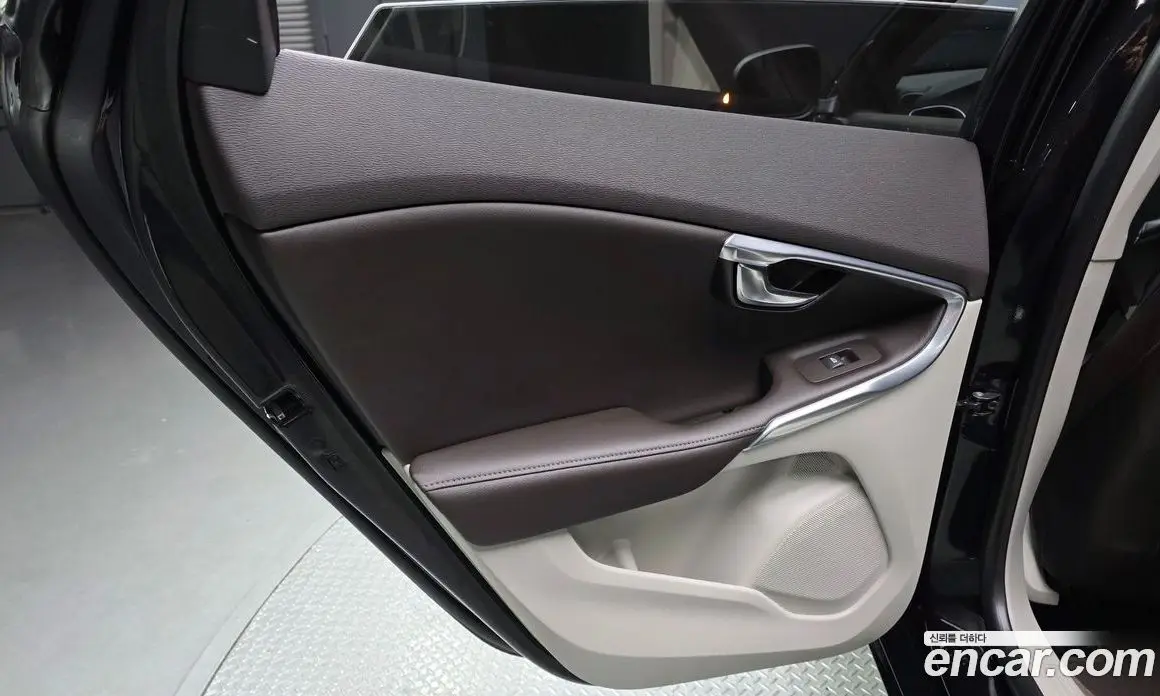 Volvo V40 2016 2.0 автомат (гидро), фото 14