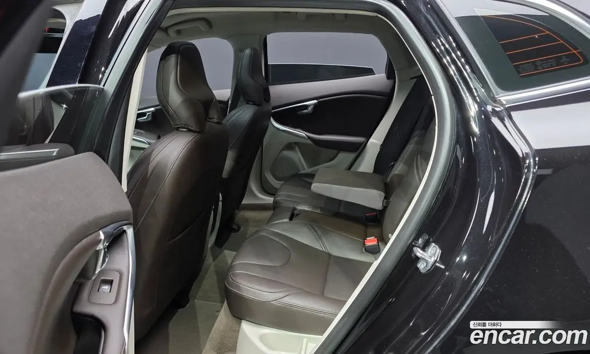 Volvo V40 2016 2.0 автомат (гидро), фото 15