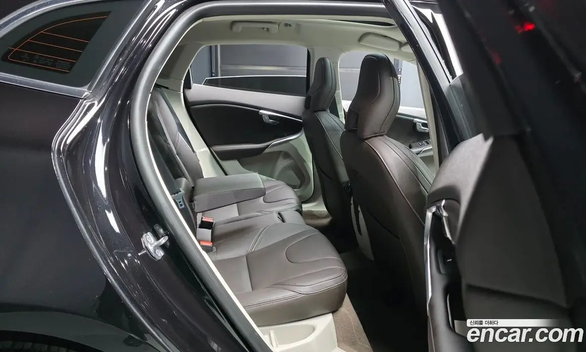 Volvo V40 2016 2.0 автомат (гидро), фото 17