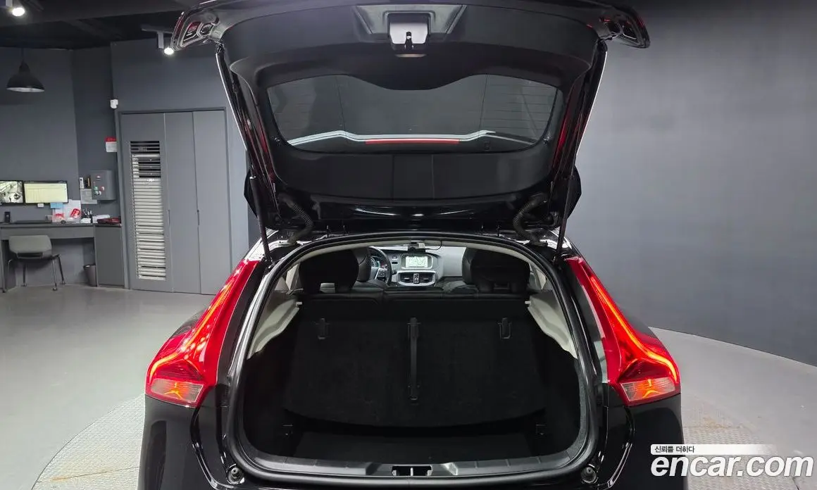 Volvo V40 2016 2.0 автомат (гидро), фото 25