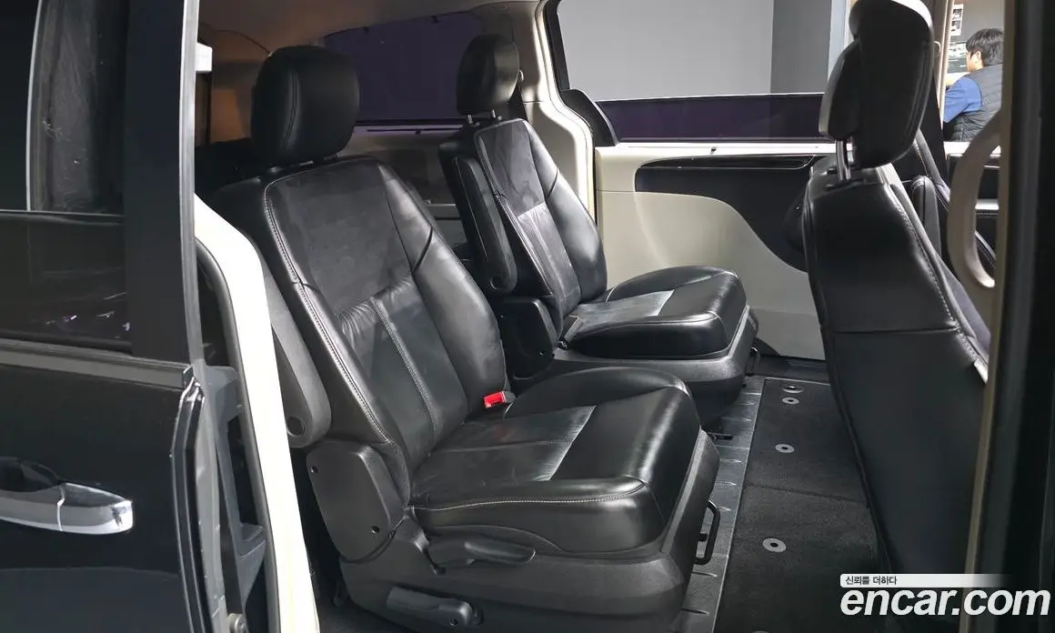 Chrysler Grand Voyager 2016 3.6 автомат (гидро), фото 12 Chrysler Grand Voyager 2016 3.6 автомат (гидро), фото 12