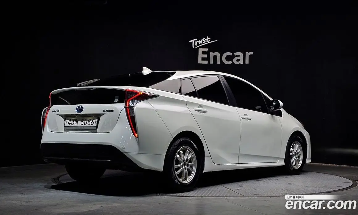 Toyota Prius 2017 1.8 автомат (гидро), фото 2 Toyota Prius 2017 1.8 автомат (гидро), фото 2