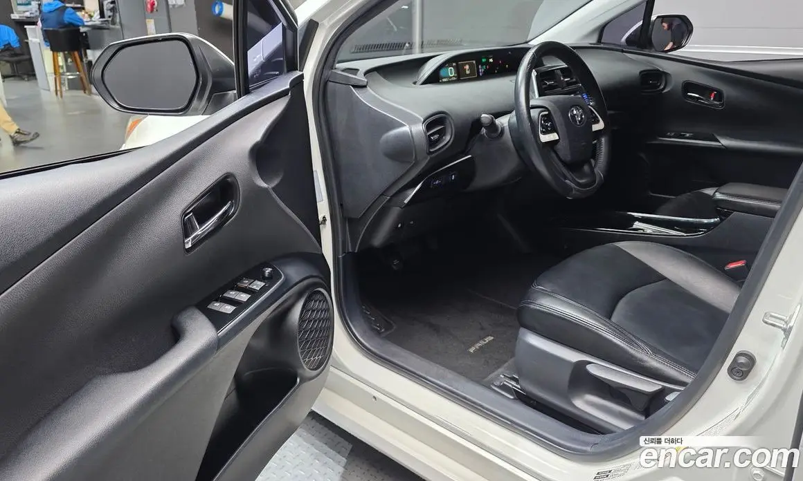Toyota Prius 2017 1.8 автомат (гидро), фото 10 Toyota Prius 2017 1.8 автомат (гидро), фото 10