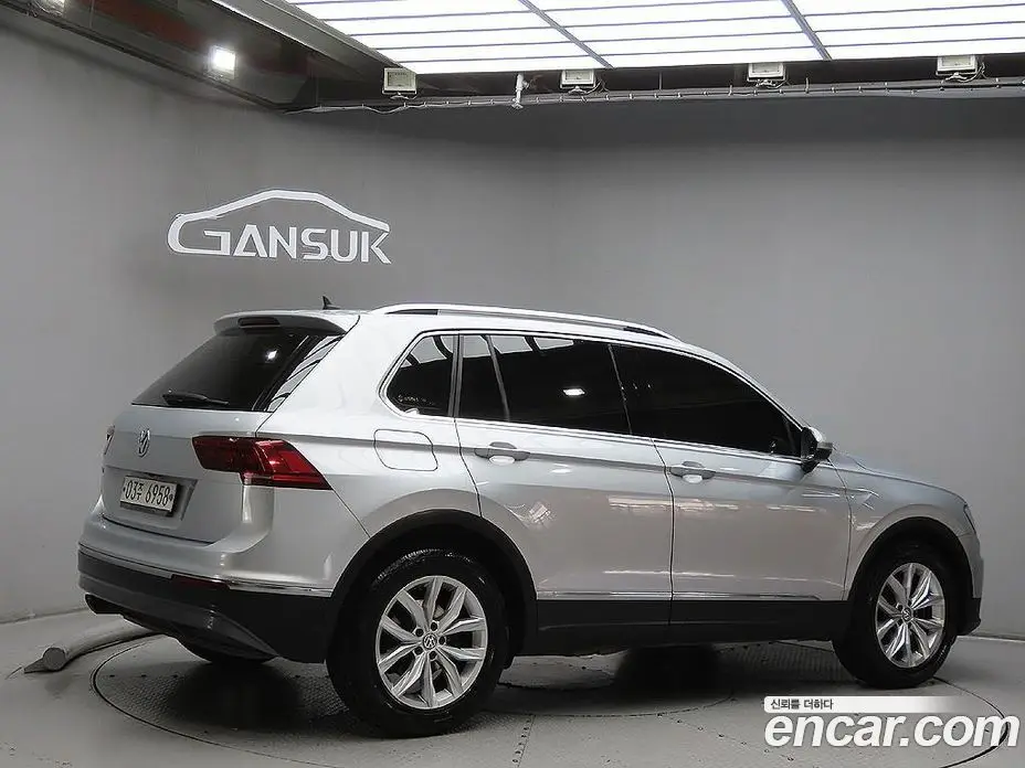 Volkswagen Tiguan 2018 2.0 автомат (гидро), фото 4 Volkswagen Tiguan 2018 2.0 автомат (гидро), фото 4