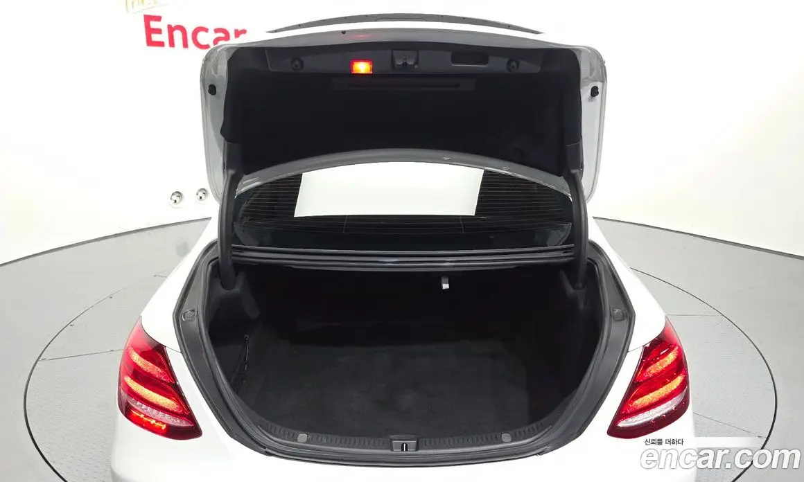 Mercedes-Benz E-Class 2018 2.0 автомат (гидро), фото 30 Mercedes-Benz E-Class 2018 2.0 автомат (гидро), фото 30