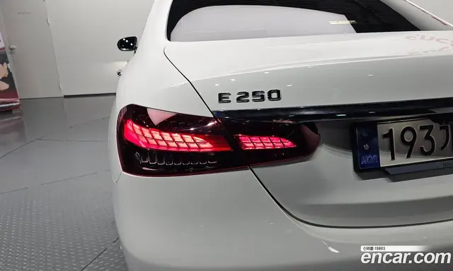 Mercedes-Benz E-Class 2023 2.0 автомат (гидро), миниатюра 9