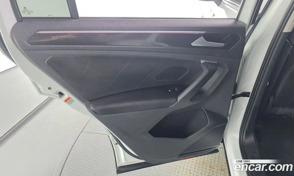 Volkswagen Tiguan 2023 2.0 автомат (гидро), фото 15 Volkswagen Tiguan 2023 2.0 автомат (гидро), фото 15