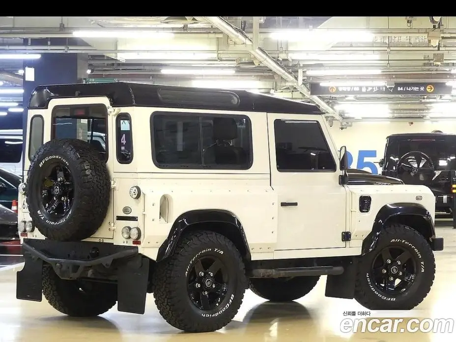 Land Rover Defender 2010 2.4 автомат (гидро), фото 2 Land Rover Defender 2010 2.4 автомат (гидро), фото 2