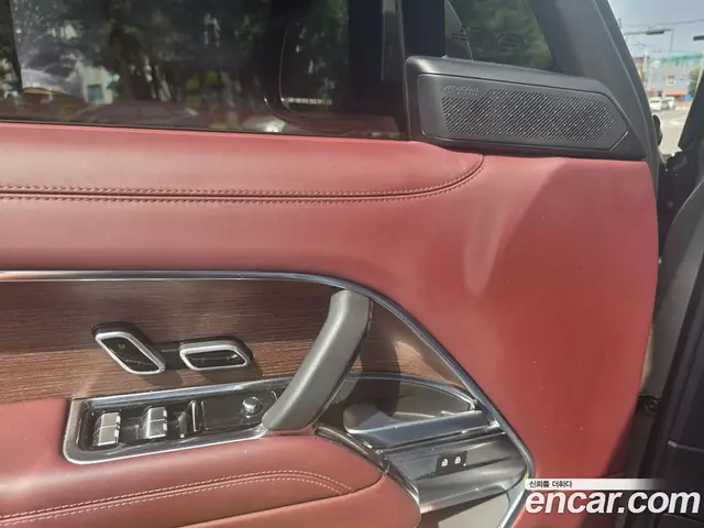 Land Rover Range Rover 2023 4.4 автомат (гидро), миниатюра 4 Land Rover Range Rover 2023 4.4 автомат (гидро), миниатюра 4