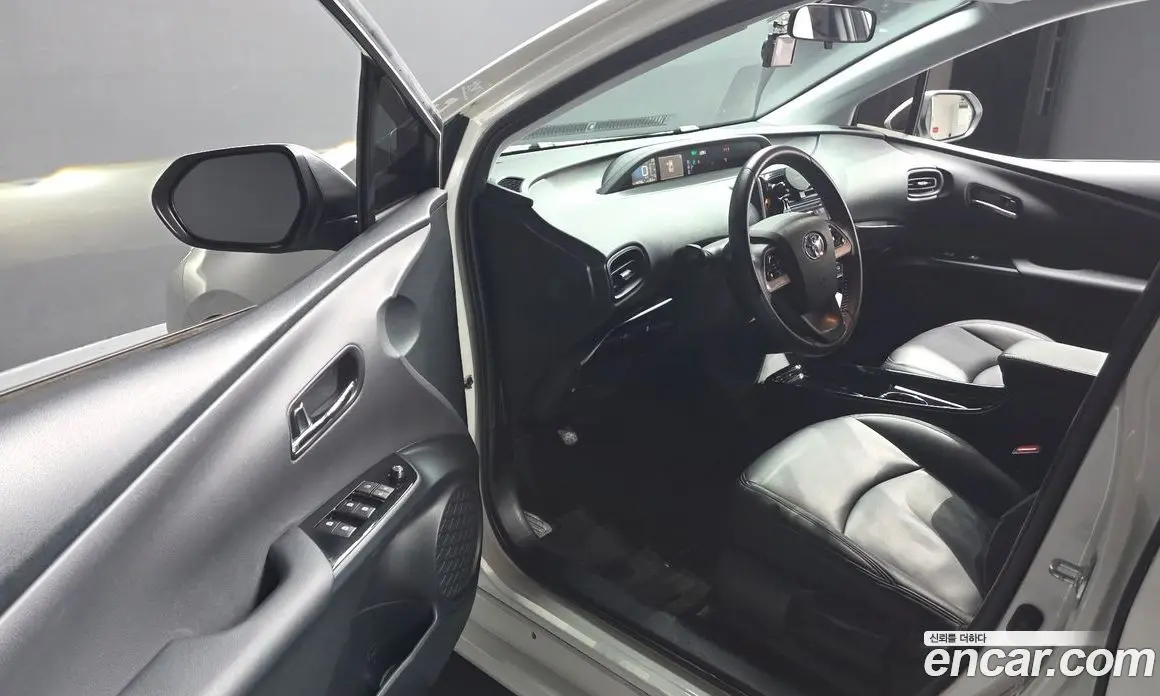 Toyota Prius 2018 1.8 автомат (гидро), фото 10 Toyota Prius 2018 1.8 автомат (гидро), фото 10
