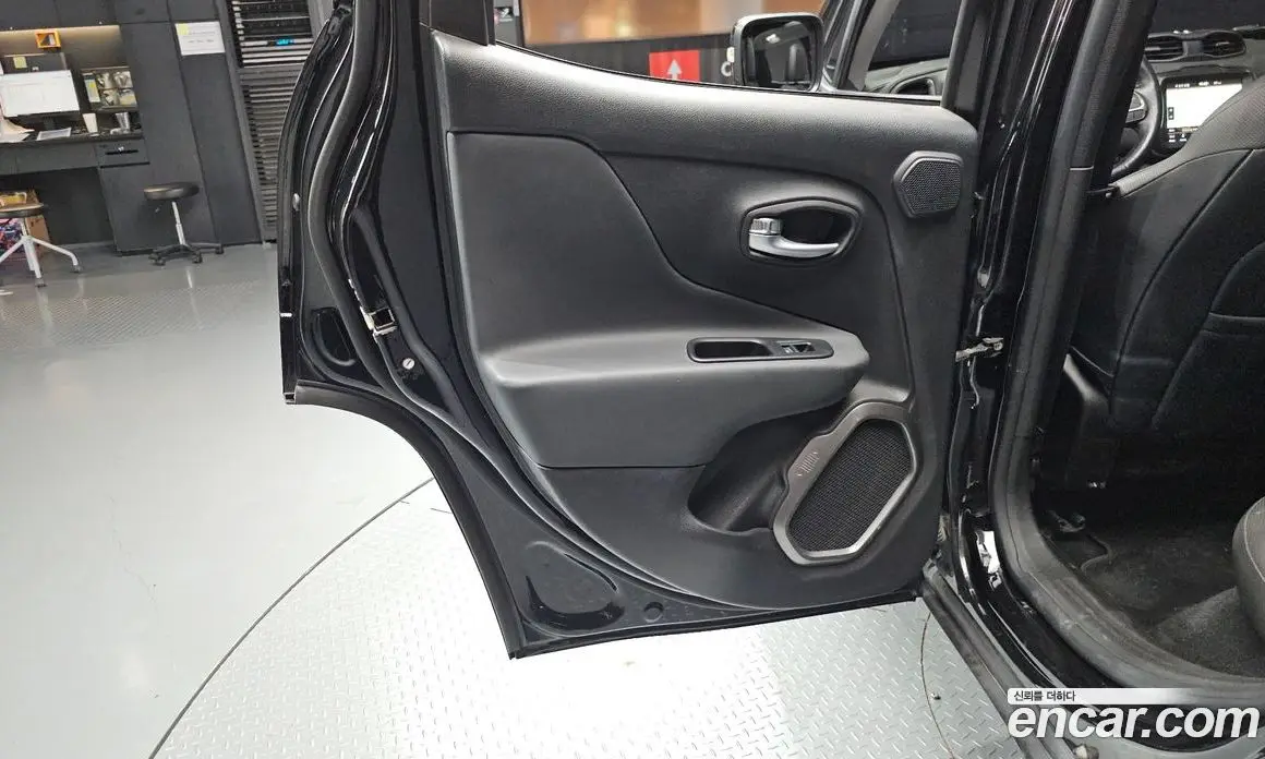 Jeep Renegade 2018 2.0 автомат (гидро), фото 15 Jeep Renegade 2018 2.0 автомат (гидро), фото 15
