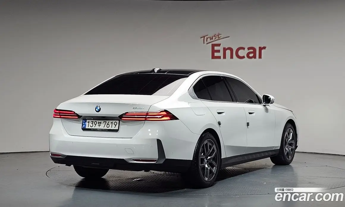 BMW 5 серия 2023 2.0 автомат (гидро), фото 1