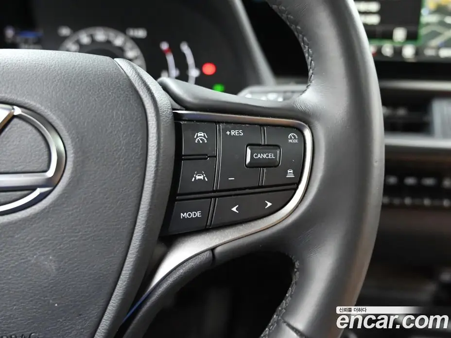 Lexus UX 2024 2.0 автомат (гидро), фото 16 Lexus UX 2024 2.0 автомат (гидро), фото 16