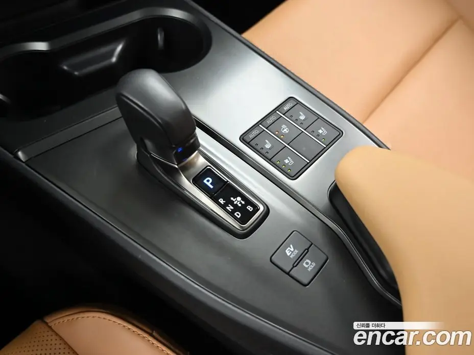 Lexus UX 2024 2.0 автомат (гидро), фото 9 Lexus UX 2024 2.0 автомат (гидро), фото 9