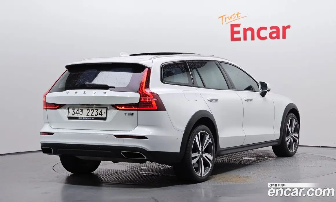 Volvo V60 2019 2.0 автомат (гидро), фото 1 Volvo V60 2019 2.0 автомат (гидро), фото 1