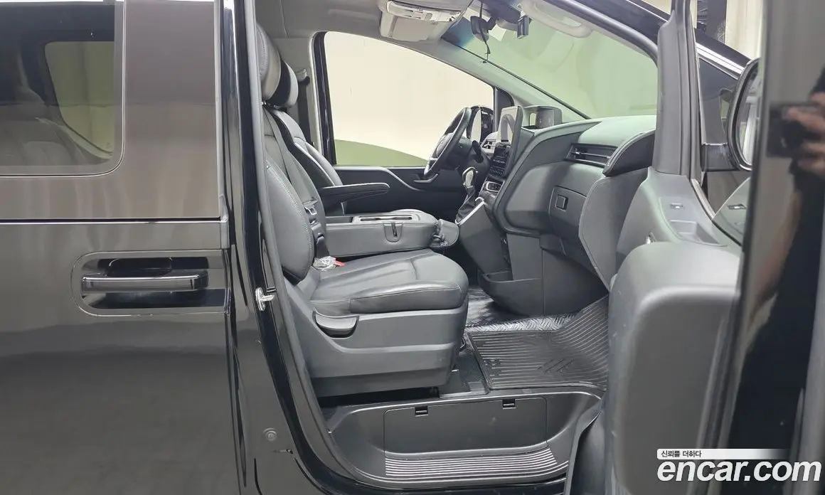 Hyundai Staria 2023 2.2 автомат (гидро), фото 16
