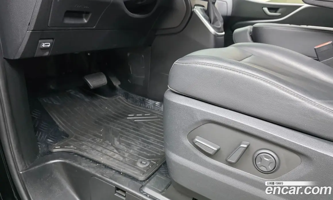 Hyundai Staria 2023 2.2 автомат (гидро), фото 23