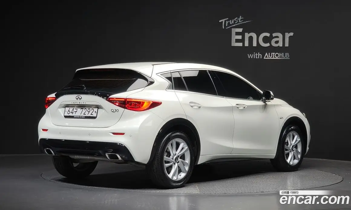 Infiniti Q30 2019 2.0 автомат (гидро), фото 1 Infiniti Q30 2019 2.0 автомат (гидро), фото 1