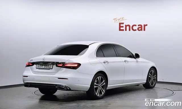 Mercedes-Benz E-Class 2023 2.0 автомат (гидро), миниатюра 2