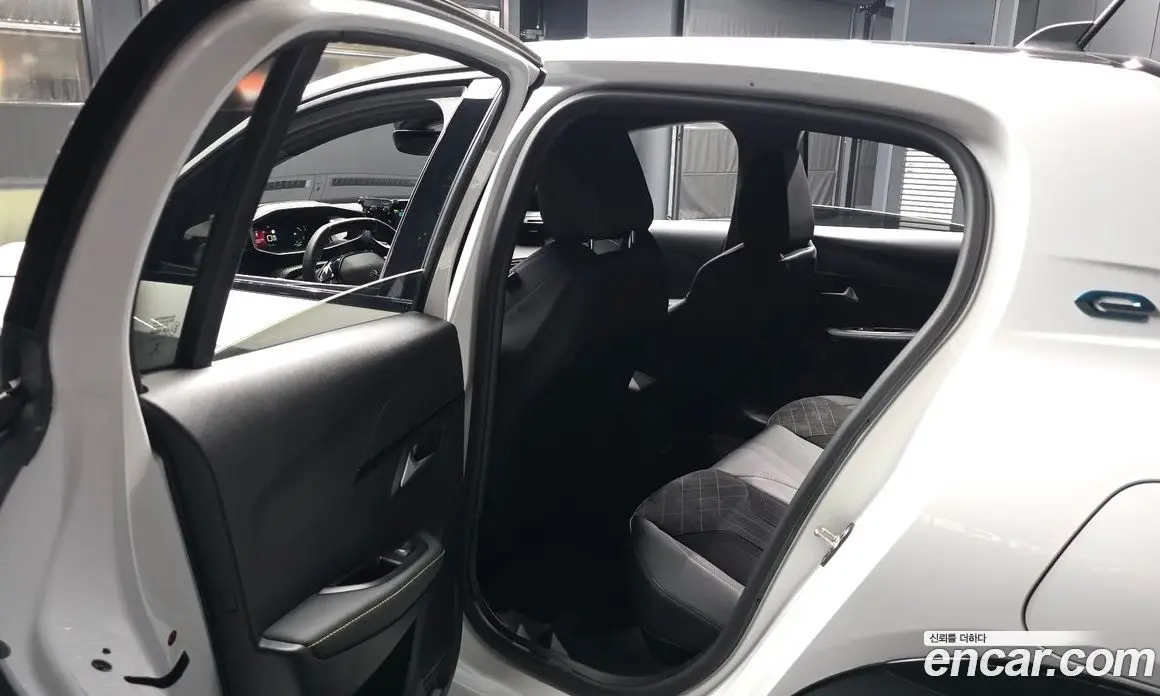 Peugeot 208 2023 0.1 автомат (гидро), фото 16