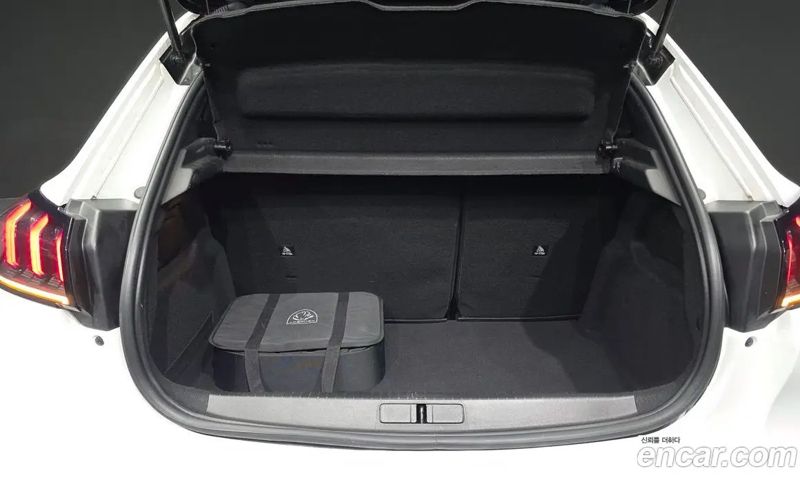 Peugeot 208 2023 0.1 автомат (гидро), фото 26