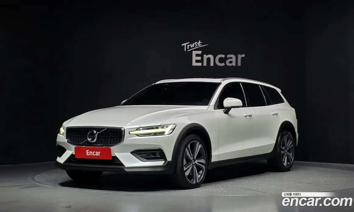 Volvo V60 2019 2.0 автомат (гидро), фото 1 Volvo V60 2019 2.0 автомат (гидро), фото 1