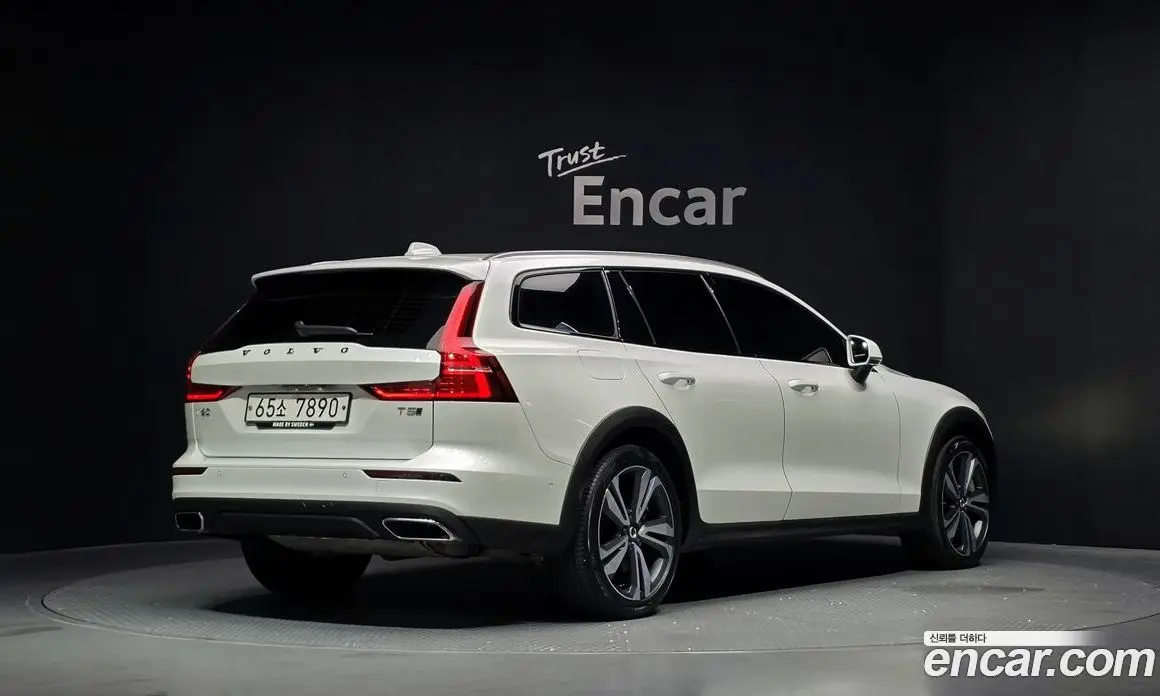 Volvo V60 2019 2.0 автомат (гидро), фото 2 Volvo V60 2019 2.0 автомат (гидро), фото 2