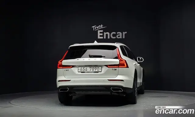 Volvo V60 2019 2.0 автомат (гидро), миниатюра 4 Volvo V60 2019 2.0 автомат (гидро), миниатюра 4