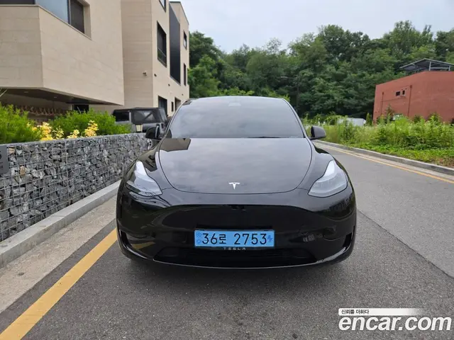 Tesla Model Y 2023 автомат (гидро), миниатюра 3