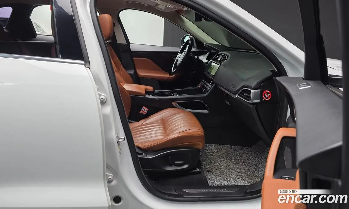Jaguar F-Pace 2016 2.0 автомат (гидро), фото 12 Jaguar F-Pace 2016 2.0 автомат (гидро), фото 12