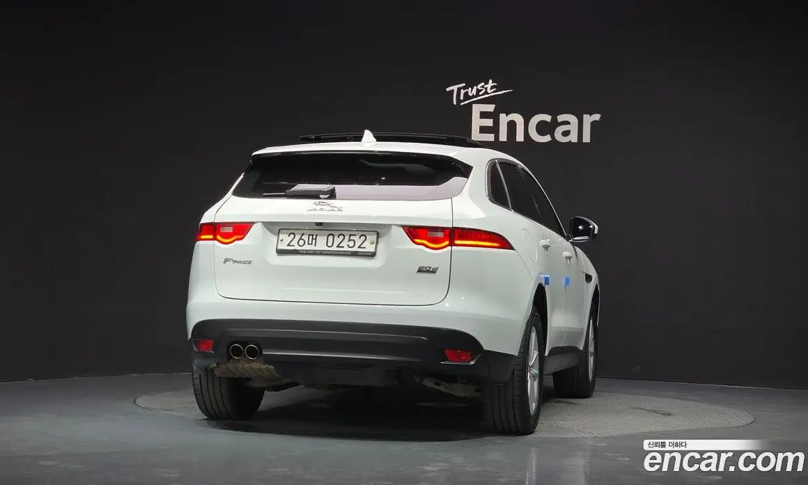 Jaguar F-Pace 2016 2.0 автомат (гидро), фото 4 Jaguar F-Pace 2016 2.0 автомат (гидро), фото 4