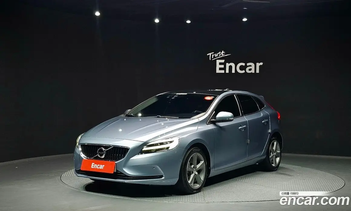 Volvo V40 2016 2.0 автомат (гидро), фото 1 Volvo V40 2016 2.0 автомат (гидро), фото 1