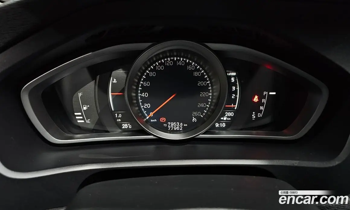 Volvo V40 2016 2.0 автомат (гидро), фото 8 Volvo V40 2016 2.0 автомат (гидро), фото 8