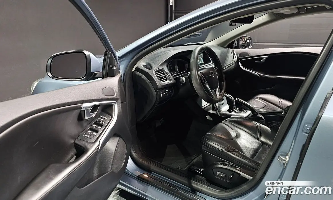 Volvo V40 2016 2.0 автомат (гидро), фото 10 Volvo V40 2016 2.0 автомат (гидро), фото 10