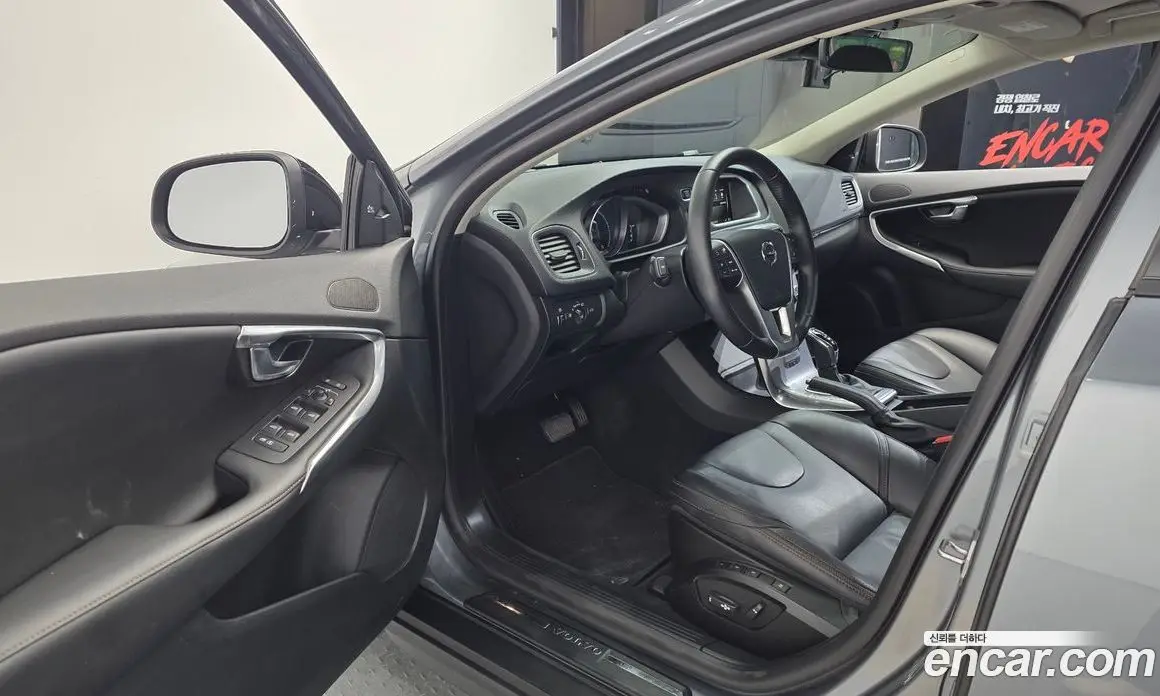 Volvo V40 2019 2.0 автомат (гидро), фото 13
