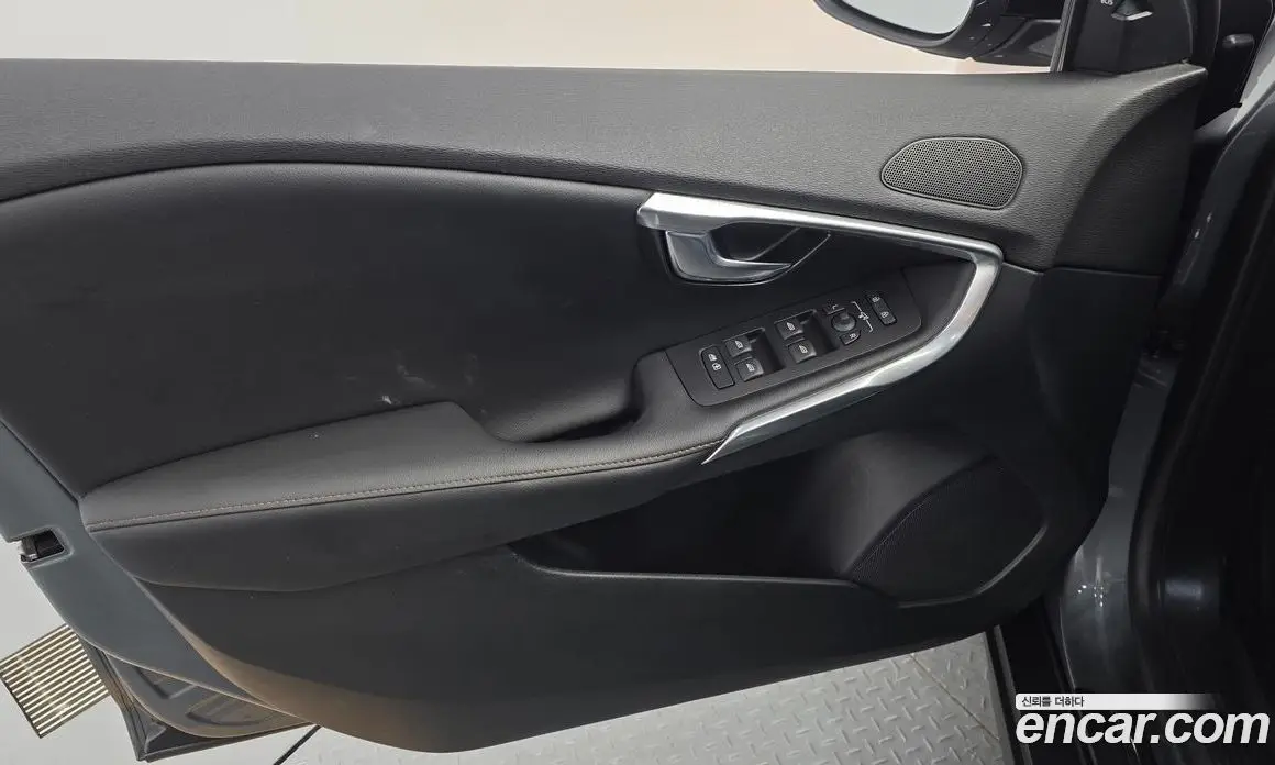 Volvo V40 2019 2.0 автомат (гидро), фото 14