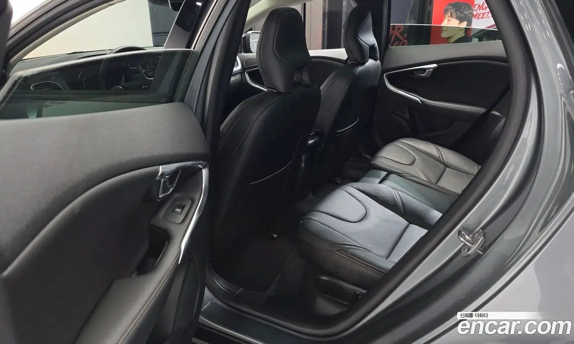 Volvo V40 2019 2.0 автомат (гидро), фото 16