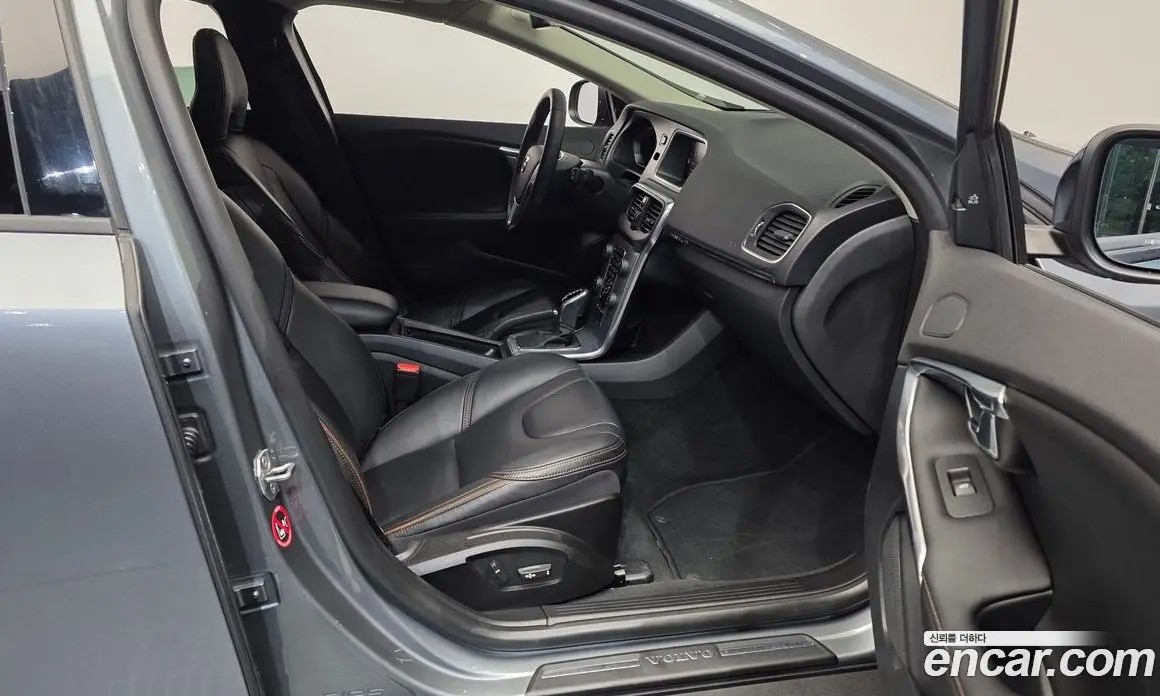 Volvo V40 2019 2.0 автомат (гидро), фото 17