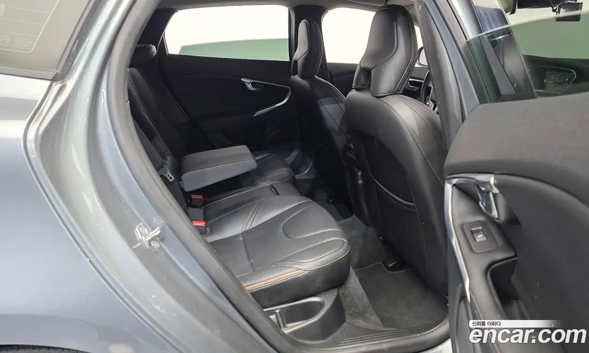 Volvo V40 2019 2.0 автомат (гидро), фото 18