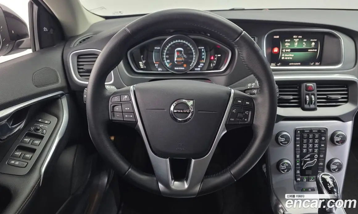 Volvo V40 2019 2.0 автомат (гидро), фото 19
