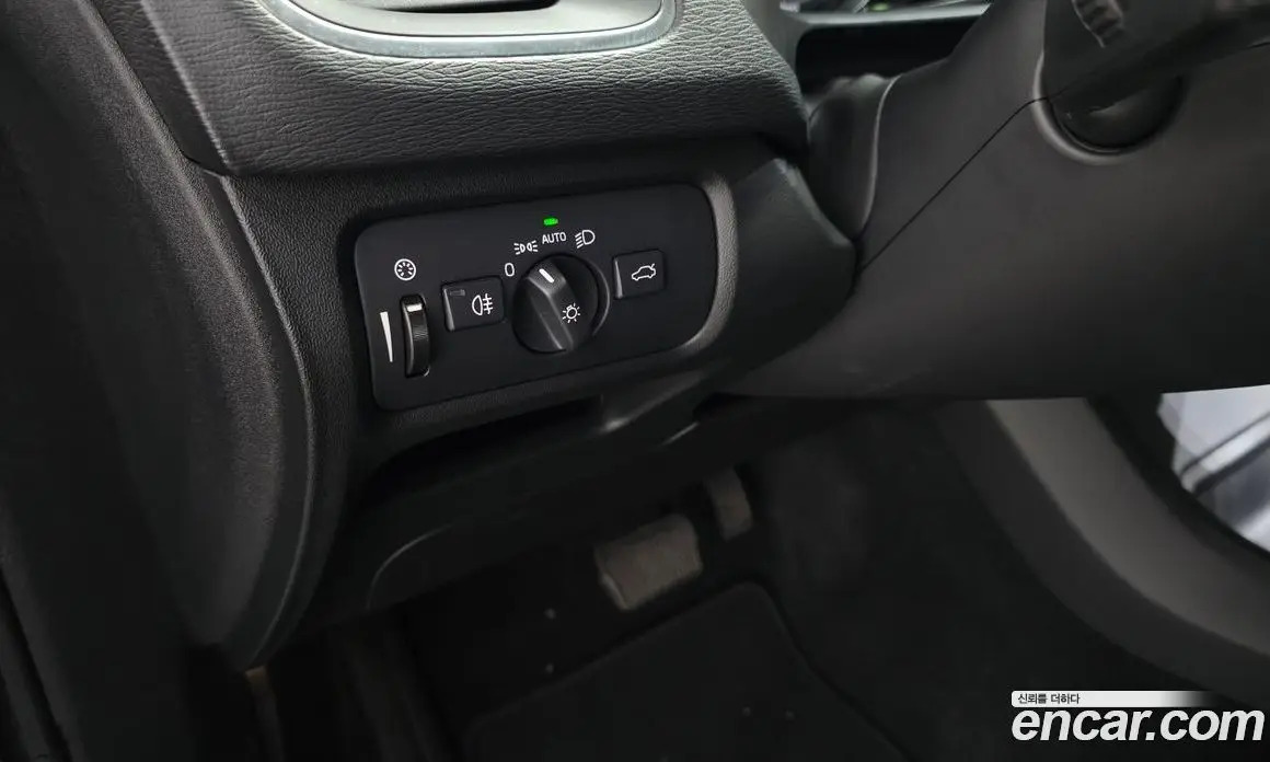 Volvo V40 2019 2.0 автомат (гидро), фото 29