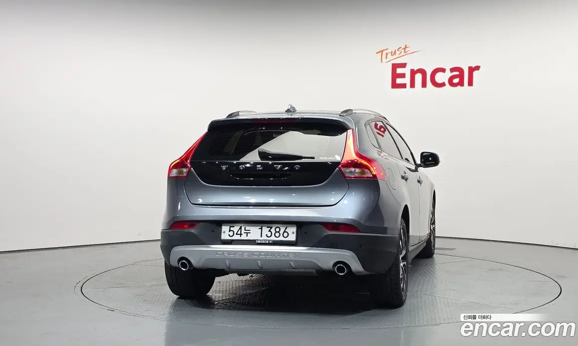Volvo V40 2019 2.0 автомат (гидро), фото 4