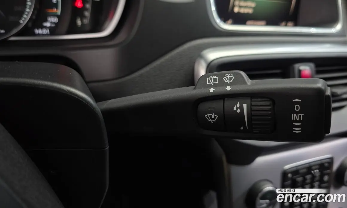 Volvo V40 2019 2.0 автомат (гидро), фото 31