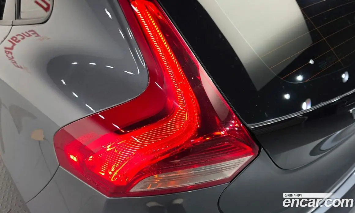 Volvo V40 2019 2.0 автомат (гидро), фото 9
