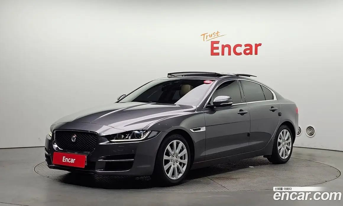 Jaguar XE 2016 2.0 автомат (гидро), фото 1 Jaguar XE 2016 2.0 автомат (гидро), фото 1