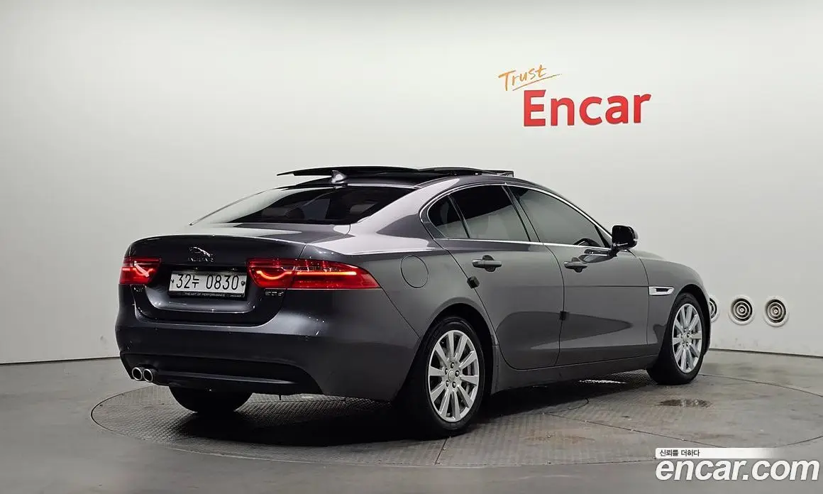 Jaguar XE 2016 2.0 автомат (гидро), фото 2 Jaguar XE 2016 2.0 автомат (гидро), фото 2